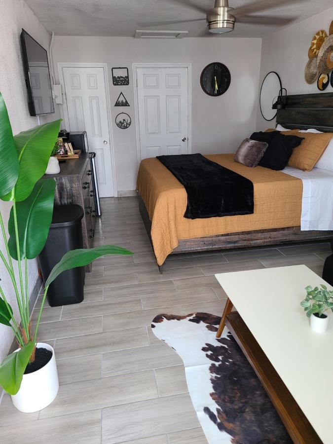 Modern Studio Retreat With King Bed - Cozy Comfort Pahokee Экстерьер фото